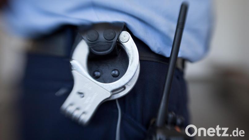 Die Kripo Weiden nimmt drei Tatverdächtige nach versuchtem Tötungsdelikt in Weiden fest. Bild: Friso Gentsch