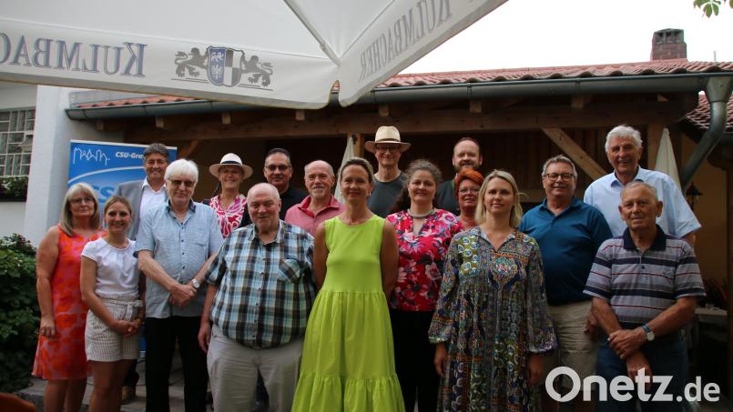 CSU-Ortsvorsitzende Anita Heßler (links) freut sich über viele Gäste und langjährige Mitglieder am Johanni-Dämmerschoppen. Bild: sne