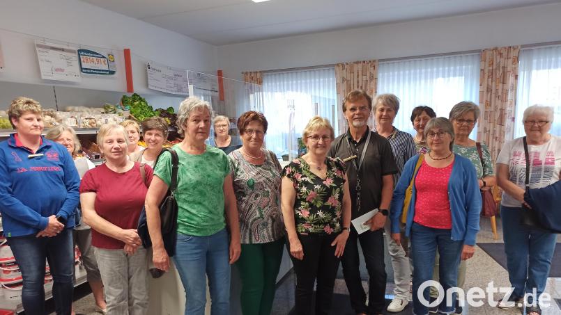450 Euro überreichten die Mitglieder des Frauenbundes Trausnitz an die Nabburger Tafel Bild: Maria Müller/exb