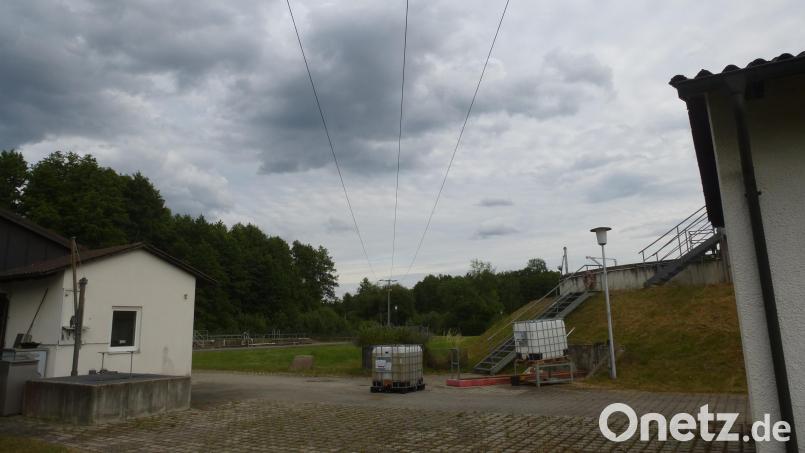 Die 20-Kilovolt-Freileitung, die über das Gelände der Kläranlage Freihung verläuft, soll abgebaut werden. Die Marktgemeinde sieht in einer Erdverkabelung Vorteile. Bild: bk