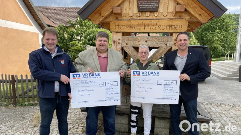 Bei der Spendenübergabe (von links) Henner Wasmuth (Jugendfeuerwehr Illschwang), Bürgermeister Dieter Dehling, Ute Schieder (Donum Vitae Amberg) und Rotary-Präsident Christian Bär. Bild: Rotary-Club Auerbach/exb