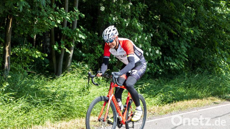 Peter Schuller auf dem Anstieg am Lippersdorfer Berg. Den musste er 104 Mal bergauf fahren um auf die 8848 Höhenmeter zu kommen. Bild: Christina Hohlfeld/exb