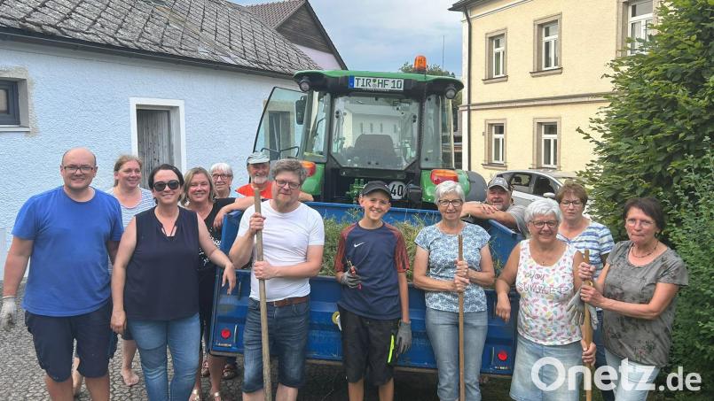 Viele fleißige Helfer haben sich auf Einladung von Pfarrer Pater Anish George im Pfarrgarten eingefunden, um diesen für das Pfarrfest auf Vordermann zu bringen. Bild: soj