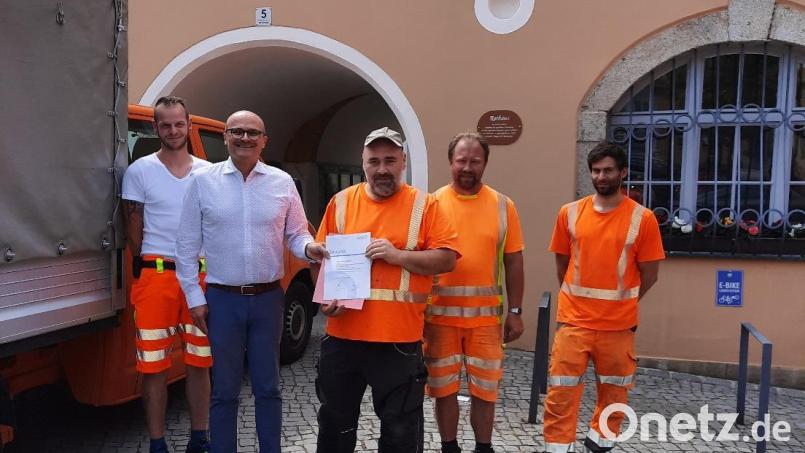 Bürgermeister Maximilian Beer gratuliert Josef Schießl zum bestandenen Kurs. Bild: Franz Stockerl/exb