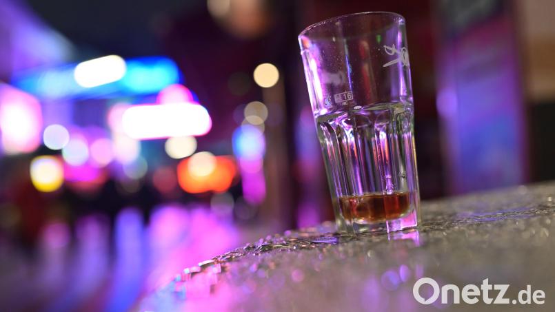 Ein Cocktailglas steht auf einem Tisch vor einem Lokal auf der Großen Freiheit nahe der Hamburger Reeperbahn. Ob der Junggesellenabschied mit Amberg-Sulzbacher Beteiligung feuchtfröhlich war, ist nicht überliefert. Klar ist aber, dass am Tag danach die Ernüchterung kam. Archivbild: Jonas Walzberg/dpa
