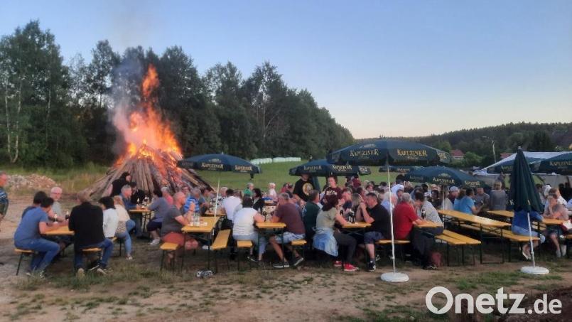 Zahlreiche Zuschauer waren zum Abbrennen des Johannisfeuers nach Ebnath gekommen. Bild: soj