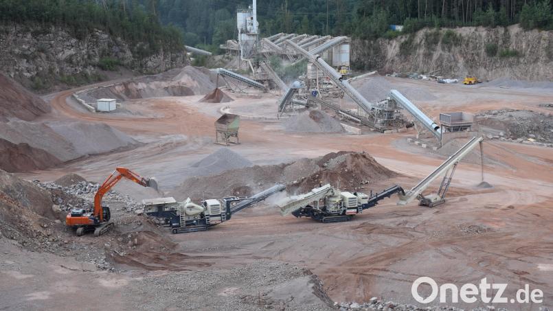Die Maschinen im Steinbruch Saltendorf sollen vom Dieselbetrieb auf Elektrobetrieb umgerüstet werden. Dies sorgt für Spekulationen in der Bevölkerung. Bild: bnr