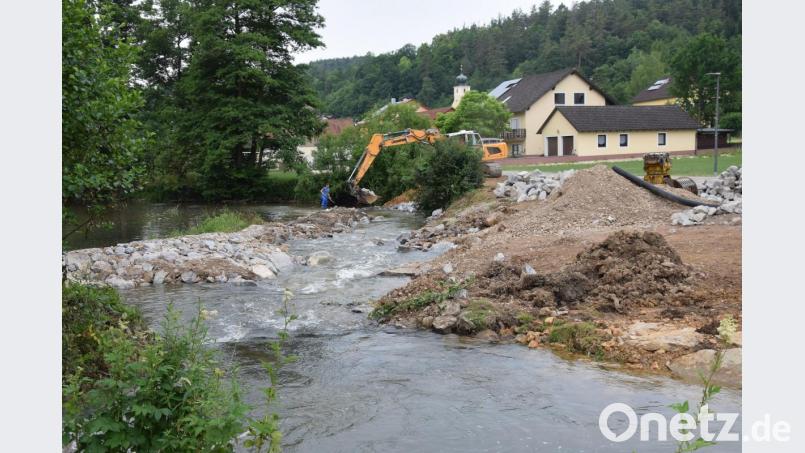 In Emhof gestaltet das Wasserwirtschaftsamt Weiden derzeit die Fischtreppe an der Alten Vils neu. In knapp zwei Wochen soll die Maßnahme abgeschlossen sein. Bild: bö