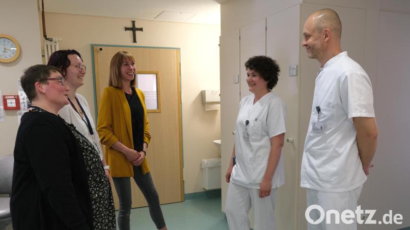 Christina Hopkins, Near Patient Nurse Lead Germany, Team South zusammen mit den beiden Field Nurses Angela Cory und Nina Buchloh im Gespräch mit dem Leiter der Geburtshilfe, MUDr. Petr Jurovich (von links). Bild: Klinikum/Dietl/exb