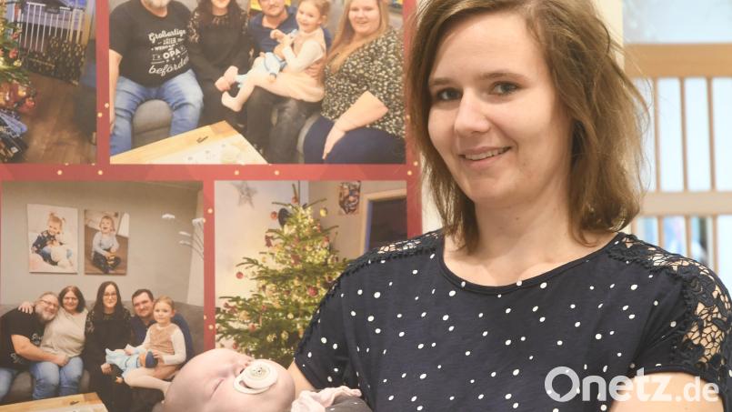 Carina Kienast mit Töchterchen Anna. Die 29-Jährige hat 80 Kilogramm abgenommen. Direkt neben Kienasts Kopf ist sie auf dem Familienfoto von Dezember 2020 rechts sitzend mit ihrem Ausgangsgewicht von 160 Kilogramm zu sehen. Bild: Gabi Schönberger