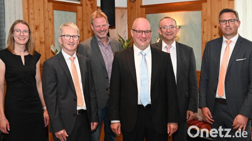In ihren Händen liegt das Wohl der Raiffeisenbank Hirschau (von rechts): Vorstandsvorsitzender Michael Hirmer, Aufsichtsratsvorsitzender Martin Nagler, die wiedergewählten Aufsichtsräte Dieter Kohl und Alwin Märkl, Vorstand Klaus Wild sowie Franziska Barth als Vertreterin des Genossenschaftsverbands Bayern. Bild: gf