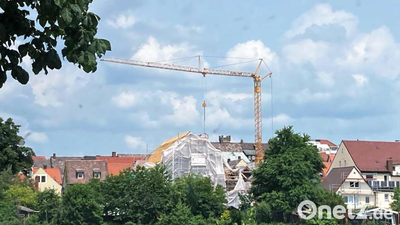 Kran und Planen machen es deutlich: Am Lenz-Bräu wird eifrig gearbeitet. Doch eigentlich ist Kemnath aktuell eine Großbaustelle, auf der viele Maßnahmen dank schier unendlicher Geldmittel verwirklicht werden können. Bild: stg