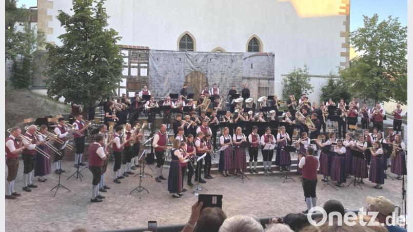 Über 90 Musiker der Stadtkapelle Neunburg und der Evolution Brass Regensburg sorgten für ein begeisterndes Finale der Burghofserenade. Bild: sns