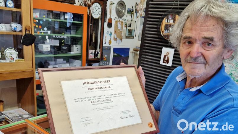 Die Urkunde belegt, dass Heinrich Federer 1960 deutschlandweit der zweitbeste Uhrmacherlehrling bei der Zwischenprüfung war. Bild: Dobler