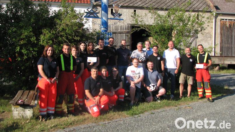 Aus dem Erlös vom Maibaumfest übereicht Max Scholz (vorne, mit Ball) vom Mantler Stammtisch in Anwesenheit von Bürgermeister Richard Kammerer (Dritter von rechts) Spenden an den HvO Haidenaabtal, die Feuerwehr und die VfB-Jugend. Bild: knh