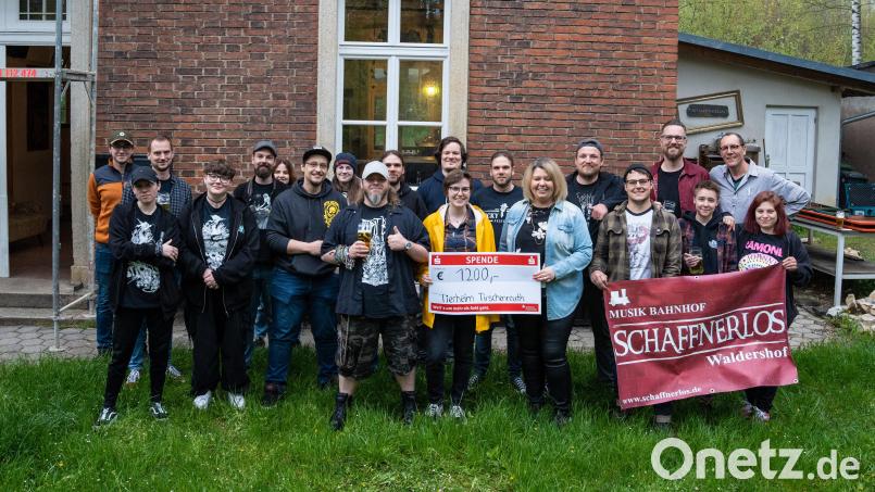 1200 Euro übergab der Verein „Sticky Fingers“ dem Tierheim Tirschenreuth. Petra Schödlbauer (rechts am Scheck) dankte. Bild: abi