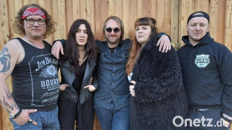 Die Band „Slut Maschin“ freut sich auf ihren ersten Auftritt am 28. Juli beim Open Air in Winklarn. Mit dabei sind Dominik Roßmeisl (von links), Susi Hutzler, Martin Gersing, Steffi Meier und Sebastian Höcherl. Bild: Teresa Wurmstein/exb