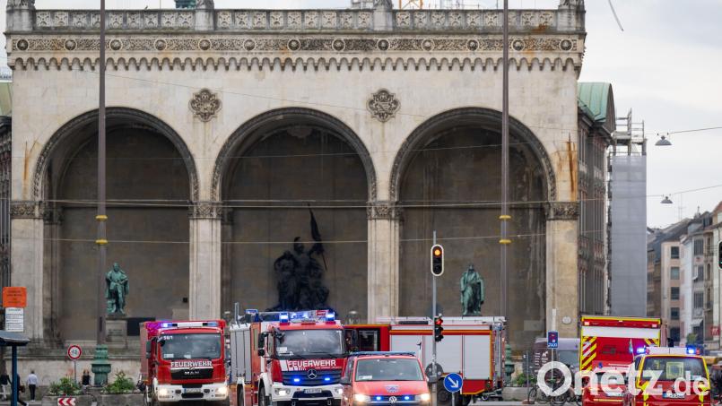 Vom Münchner Odeonsplatz aus sind die Feuerwehleute nach Griechenland aufgebrochen. Bild: Sebastian Widmann / Bayerische Staatskanzlei