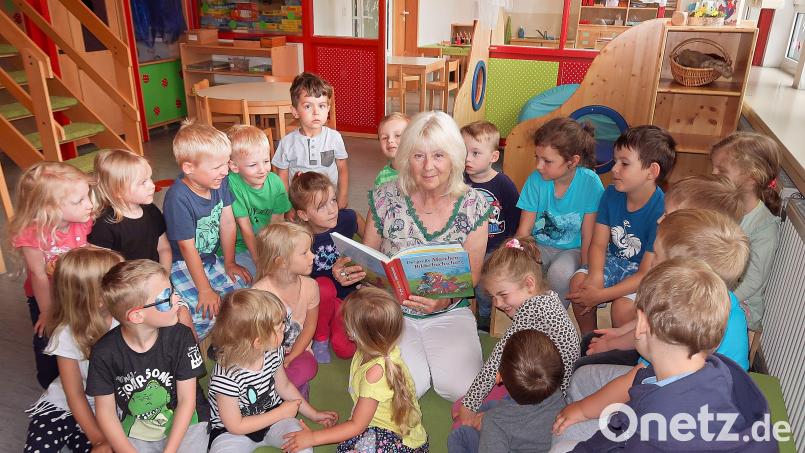 33 Jahre arbeitete Helga Trottmann (Mitte) als staatlich geprüfte Kinderpflegerin im Kinderhaus Friedenfels. Nun geht sie in den Vorruhestand. Bild: bsc
