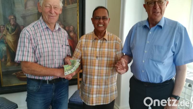 Die Jakobspilger Rudolf Schön (links) und Bernhard Stahl (rechts) überreichten an Pater Paul Chummar eine Spende von 500 Euro. Bild: Bernhard Stahl/exb