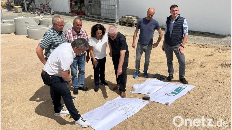 Bürgermeister Martin Birner, Geschäftsstellenleiter Georg Keil, Stadtrat Erich Schmid, Schulleiterin Sabine Bauer, Architekt Michael Steidl, Bauunternehmer Franz Wilhelm und Markus Ippisch von der Stadt Neunburg (von links) erläutern die Baumaßnahme. Bild: sns