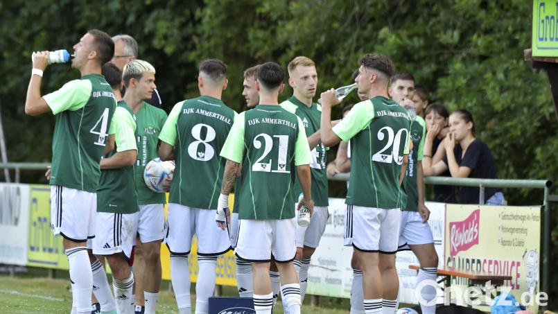 Die Spieler der DJK Ammerthal haben momentan nur wenige Verschnaufpausen. Die Partie am Sonntag ist die sechste Einheit in dieser Woche. Bild: Hubert Ziegler