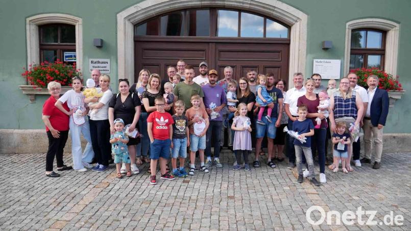 Eslarner Eltern mit zwei und drei Kindern durften sich über eine finanzielle Beihilfe aus der Zierer-Stiftung freuen . Bild: gz