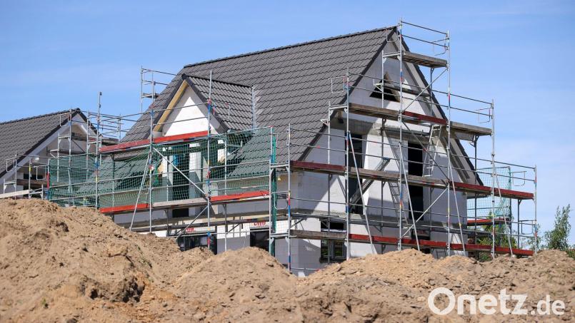 Um Bauen zu können, ist in der Regel eine Genehmigung fällig. Der Antrag dafür kann teuer sein, besonders wenn der Grundstücksbesitzer von den vorgesehenen Bauten abweicht. Symbolbild: Jan Woitas/dpa