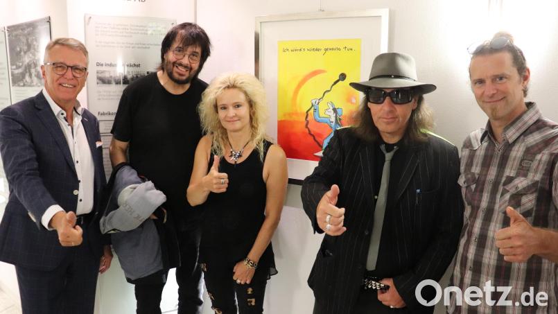 Bürgermeister Franz Stahl (von links) führte Singer-Songwriter Wolfgang Hildebrandt, Anke Dinkel, Udo-Lindenberg-Double Rudi Wartha und Patrick Münkel durch das Museumsquartier Tirschenreuth. Bild: Stadt Tirschenreuth/exb