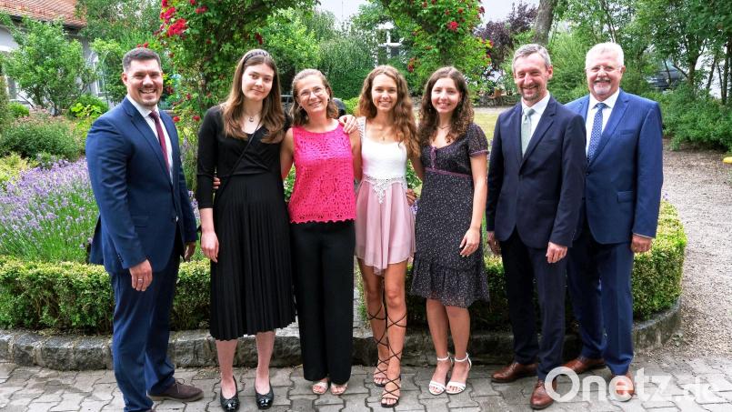 Das Dr.-Johanna-Decker-Gymnasium feiert seine vier besten Abiturientinnen (von links): Oberstudienrat i. K. Maximilian Gerber, Amelie Riedl, Annika Luig, Vanessa Wiesner, Julia Dietz, Studiendirektor Hans Kistler (Schulleiter) und Studiendirektor i. K. Robert Seitz. Bild: P. Ringeisen