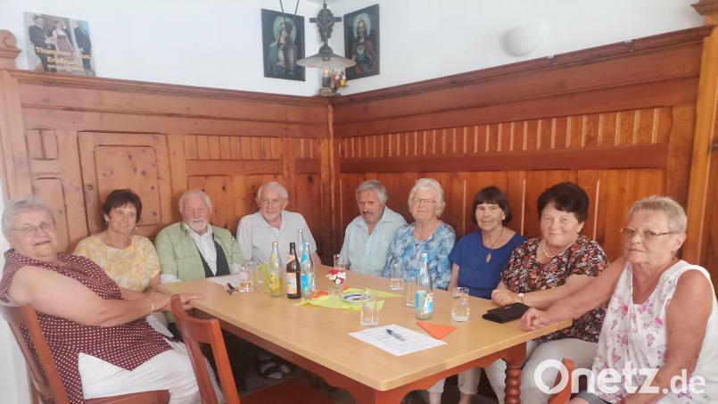 Wie in alten Zeiten am Stammtisch unterm Herrgottswinkl mit Hinterglasbildern: Die Senioren trafen sich im Stüberl. Bild: Mösbauer/exb