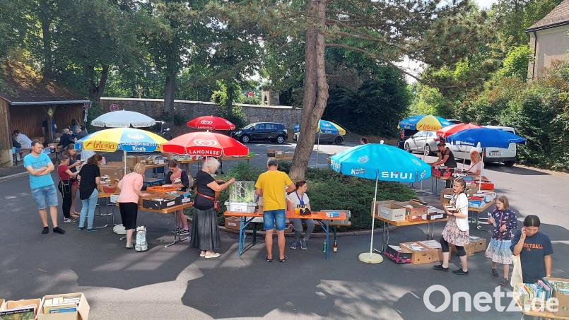 Hunderte von Büchern waren für den Bücherflohmarkt am Vorplatz der St. Peter Buchhandlung in Tirschenreuth gespendet worden. Bild: Kathrin Meißner/exb
