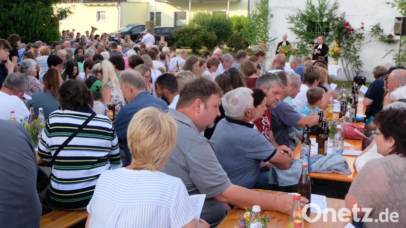 Nach dem &quot;Gottesdienst auf dem Land&quot; feierten die Gläubigen noch in Würzelbrunn. Bild: le