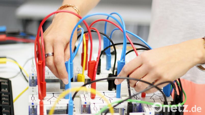 Elektrotechniker werden in vielen Betrieben gebraucht. Für diese Fachrichtung startet die Agentur für Arbeit demnächst einen Versuch mit etwa 15 jungen Leuten aus El Salvador, die in der Nordoberpfalz eine Ausbildung beginnen. Symbolbild: Friederike Ebeling/dpa