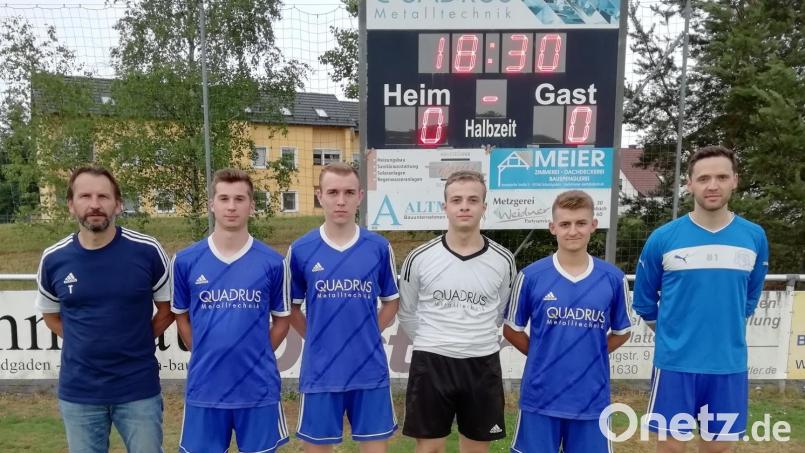 Schmidgadens Trainer Wolfgang Richthammer (links) mit den Neuzugängen (ab Zweiter von links) Jonas Lehner, Vinzenz Dobler, Maximilian Hölzl, Roman Meier und Nico Benthin. Auf dem Bild fehlt Leonhard List. Bild: Martin Bauer/exb