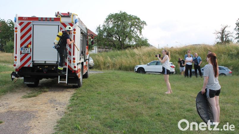 Bitte recht feurig: Bei diesem Probebild posierte Simon Dötsch noch in voller Montur vor Magdalena Schwemmer (mit Kamera). Im Burkhardsreuther Feuerwehrkalender wird er etwas weniger Stoff und mehr &quot;Haut&quot; zeigen. Im Vordergrund Lena Schecklmann, die ebenfalls einige Fotos ihrer Kameraden schoss. Bild: bjp