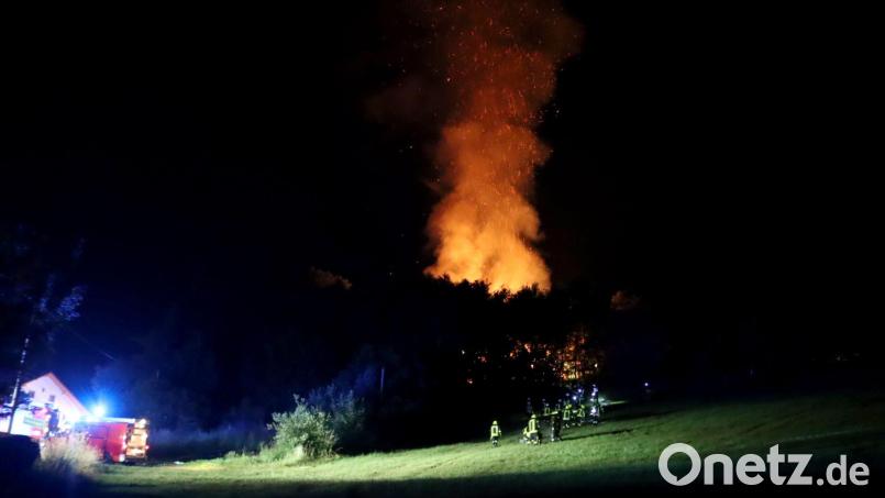 Feuerwehrleute sind an einem Brand im Einsatz. Rund 100 Einsatzkräfte der Feuerwehr haben in der Nacht zum Samstag einen Brand auf einem Bauernhof in Bernried bekämpft. Bild: zema-medien.de/dpa