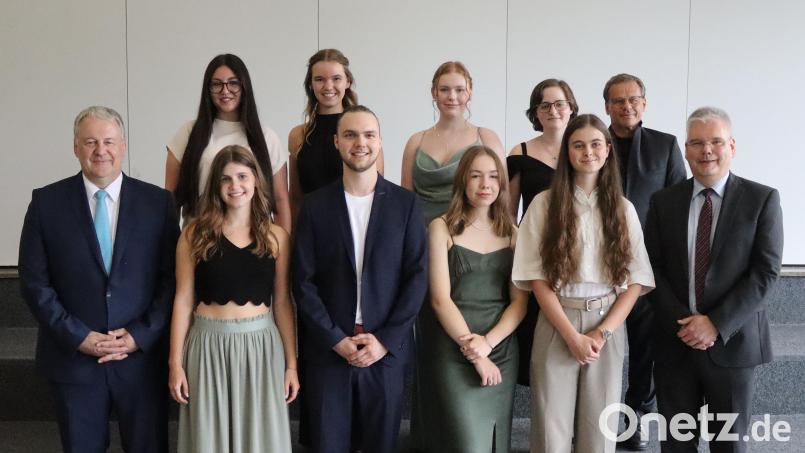 Die besten Absolventen mit den Offiziellen: (vorne von links) Landrat Richard Reisinger, Sara Rösch (Notenschnitt 1,0), Lars Maier (1,0) , Lillian Eichenmüller (1,0), Nikita Roith (1,2), Schulleiter Ulrich Zänker, (hinten von links) Hannah Melchner (1,4), Alina Maier (1,4), Nicole Dudek (1,4), Cypress Beach (1,4) und Oberstufenbetreuer Klaus Meidenbauer. Bild: mfh