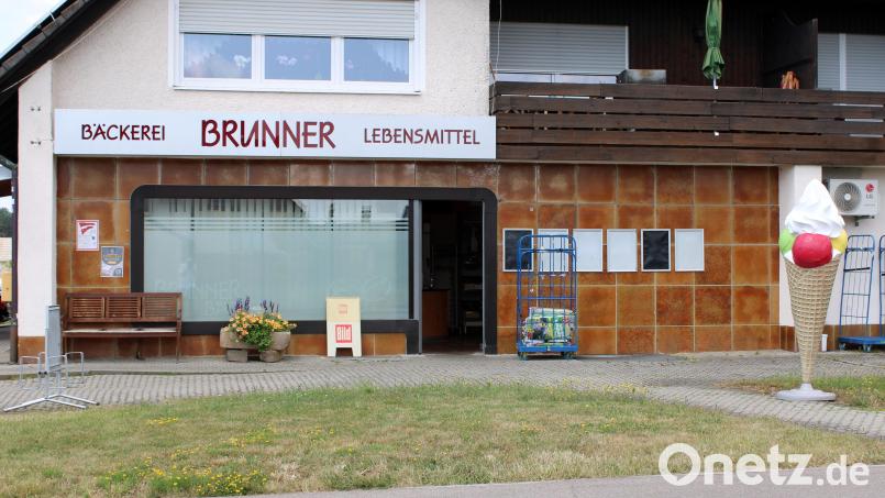 Ein bis dato unbekanntes Täterpärchen wollte in Schmidgaden die große Deko-Eistüte (rechts) einer Bäckerei in einen Pkw einladen. Bild: ral