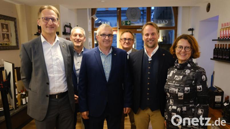 Die neue Führungsmannschaft des Lions-Clubs Amberg-Sulzbach (von links): Sekretär Stefan Huber, Past-Präsident Matthias Hahn, Schatzmeister Michael Hemrich, Mitgliedschaftsbeauftragter Johann Frank, Präsident Sascha Richterstetter und Zweite Vizepräsidentin Patricia Pulkert. Es fehlen Erste Vizepräsidentin Christine Arnold und Clubmaster Martin Schreiner. Bild: usc