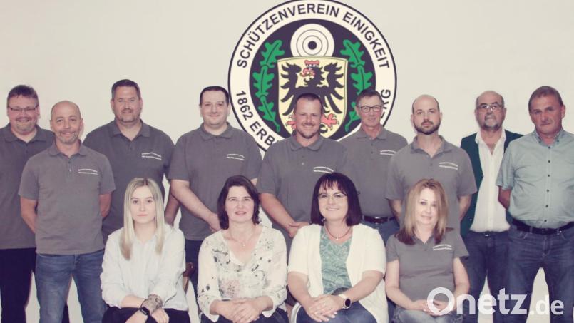 Die neue Vorstandschaft des Schützenverein Einigkeit Erbendorf mit Michael Gerschau, Thomas Glaser, Stefan Pregler, Denise Pregler, Alexander Nowak, Margit Meier, Andrè Klose, Marina Beer, Manfred Kraus, Cornelia Glaser, Sascha Helgert, Alois Helgert, Volkmar Sirtl (von links). Bild: Cornelia Glaser/exb