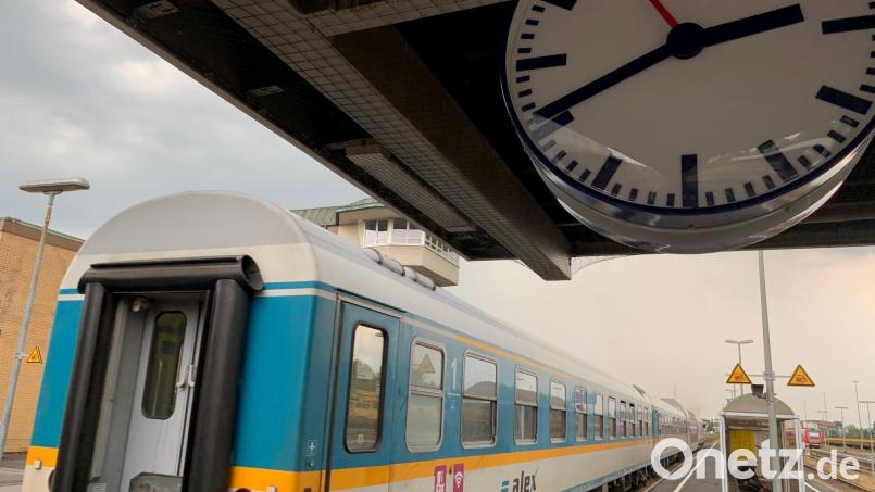 Bis Ende November hält noch der Alex am Weidener Bahnhof. Ab Dezember fahren auf der Strecke München–Hof dann die roten Züge der DB-Regio. Bild: Gabi Schönberger