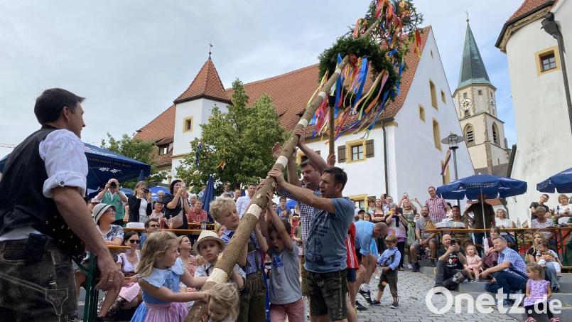 Bei der Kirwa im Nabburger Spitalhof helfen alle zusammen - auch beim Aufstellen des Baumes. Bild: aub
