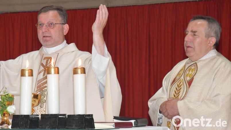 Stadtpfarrer Markus Brunner (links) feierte mit seinem Heimatpfarrer Eduard Kroher in der Pfarrkirche St. Josef (Raigering) sein Silbernes Priesterjubiläum. Bild: sche