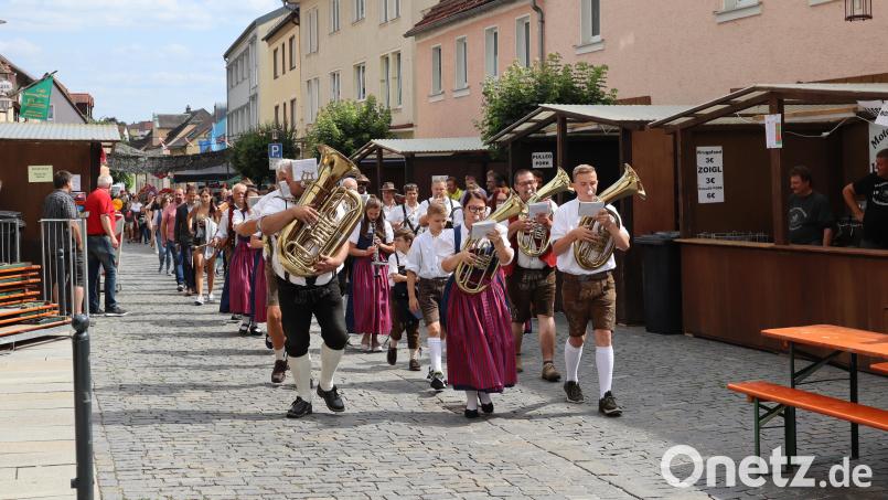 Der Zug zum Brauhaus zur Eröffnung des Bürgerfests in Windischeschenbach. Bild: wrm