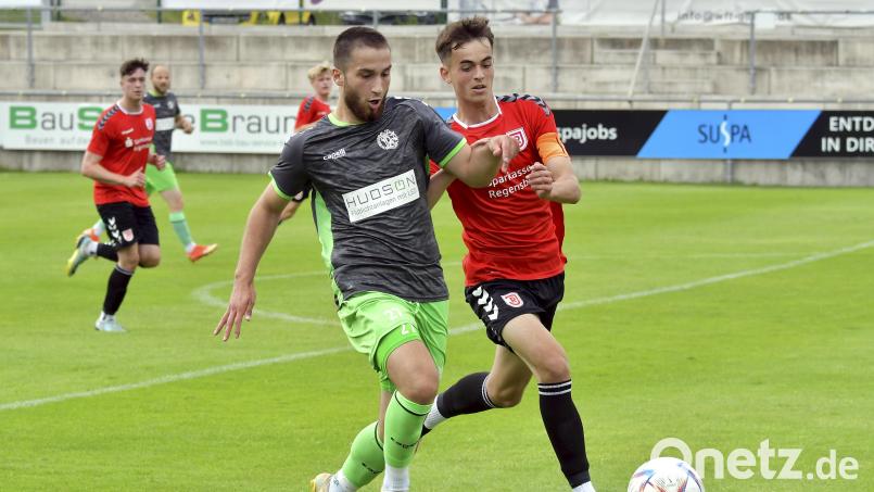Neuzugang Emir Terakaj (links) von der DJK Gebenbach, hier im Zweikampf mit Kapitän Johannes Rehwald (rechts) vom SSV Jahn Regensburg, erzielte das 2:0 für seine Mannschaft. Bild: Hubert Ziegler