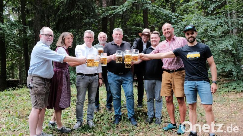 Eröffnung der Hüttenkirwa mit (von links) Diakon Peter Bublitz, Zweite Vorsitzende Elke Geck-Neidl, Bürgermeister Michael Göth, Ehrenvorsitzender Helmut Fackler, Bräu Armin Ertel, Pfarrer Thomas Schertl, Martin Schmidt, Leiter Posaunenchor Illschwang, Vorsitzender Bernhard Eisenreich sowie Jugendleiter und Schankwirt Patrick Kestler. Bild: elg