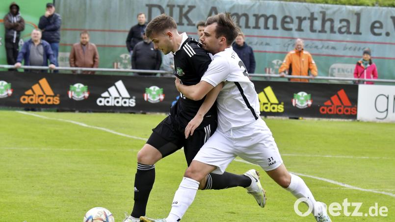 Marcel Kaiser (links) traf im Testspiel gegen den SV 08 Auerbach zweimal für die DJK Ammerthal. Archivbild: Hubert Ziegler