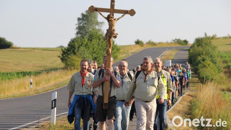 Die Pilgergruppe aus Schnaittenbach und Kemnath, hoch zum Amberger Mariahilfberg, führten die Altpfadfinder an, die auch das Kreuz trugen. Bild: ads