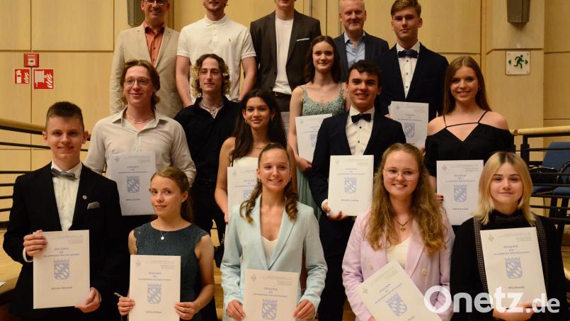 Sie alle haben ihr Abitur am Augustinus-Gymnasium Weiden mit einer glatten Eins geschafft. Bild: Kunz
